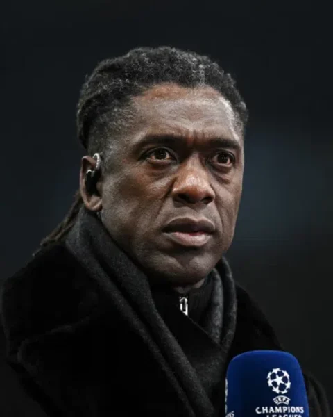 Clarence Seedorf kijkt geconcentreerd tijdens een interview.