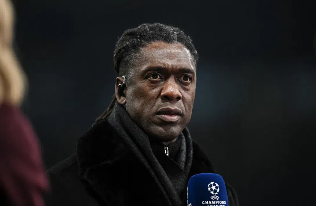 Clarence Seedorf kijkt geconcentreerd tijdens een interview.