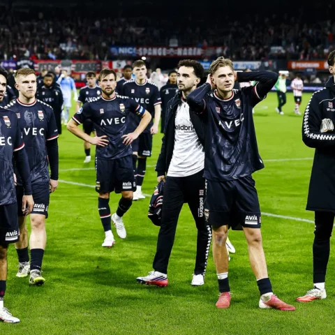 Spelers van Willem II staan op het veld na afloop van een wedstrijd.