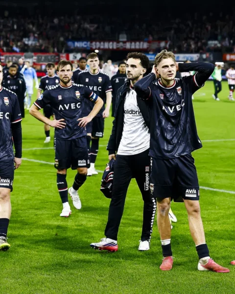 Spelers van Willem II staan op het veld na afloop van een wedstrijd.
