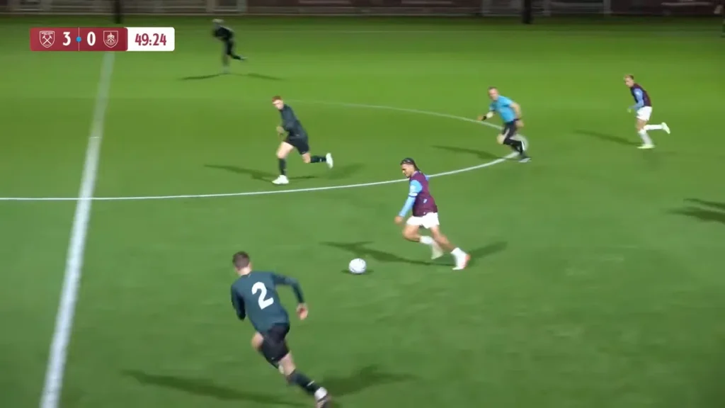Voetbalwedstrijd van West Ham United, met spelers op het veld en de stand in beeld.