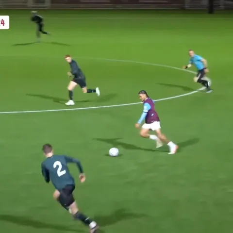 Voetbalwedstrijd van West Ham United, met spelers op het veld en de stand in beeld.