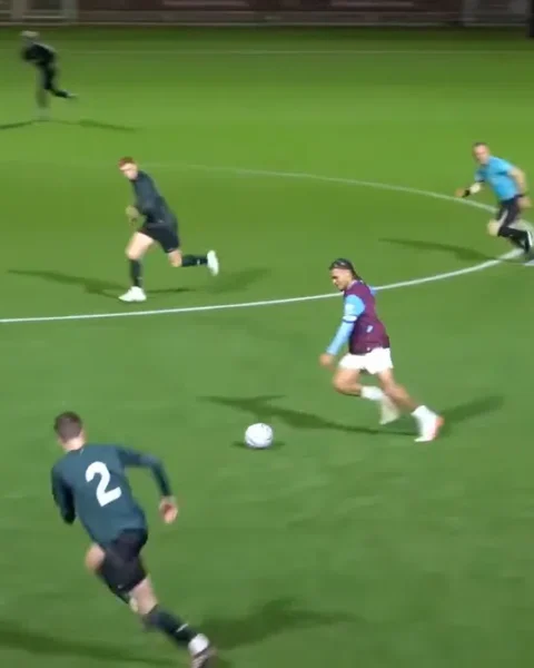 Voetbalwedstrijd van West Ham United, met spelers op het veld en de stand in beeld.