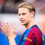 Frenkie de Jong in een FC Barcelona-shirt op het veld.