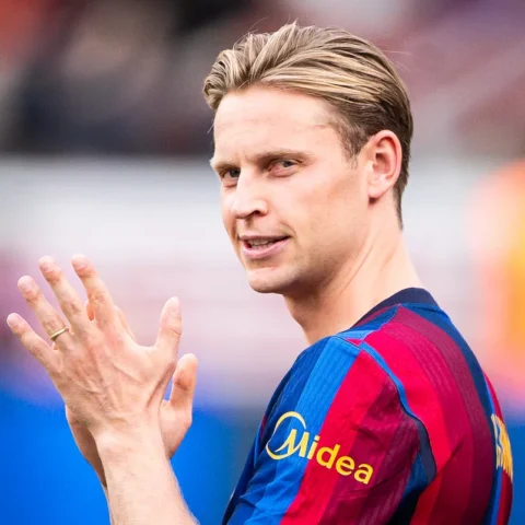 Frenkie de Jong in een FC Barcelona-shirt op het veld.