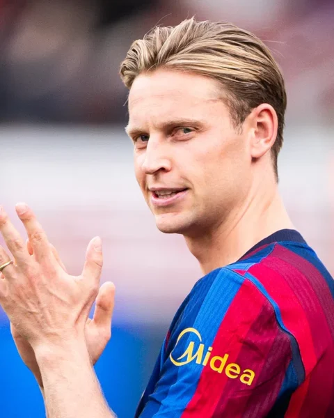 Frenkie de Jong in een FC Barcelona-shirt op het veld.