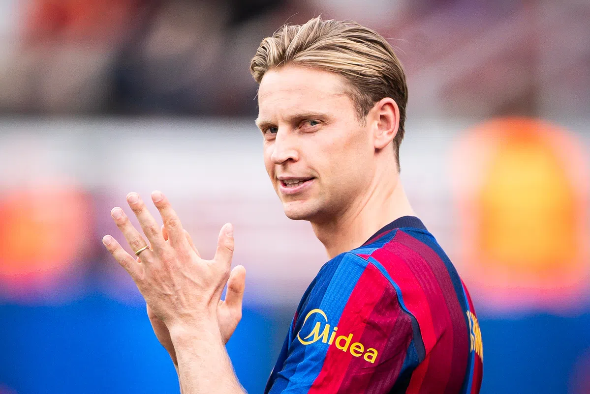 Frenkie de Jong in een FC Barcelona-shirt op het veld.