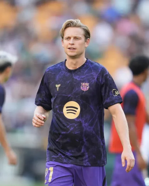 Frenkie de Jong in een Barcelona-trainingsshirt op het veld.