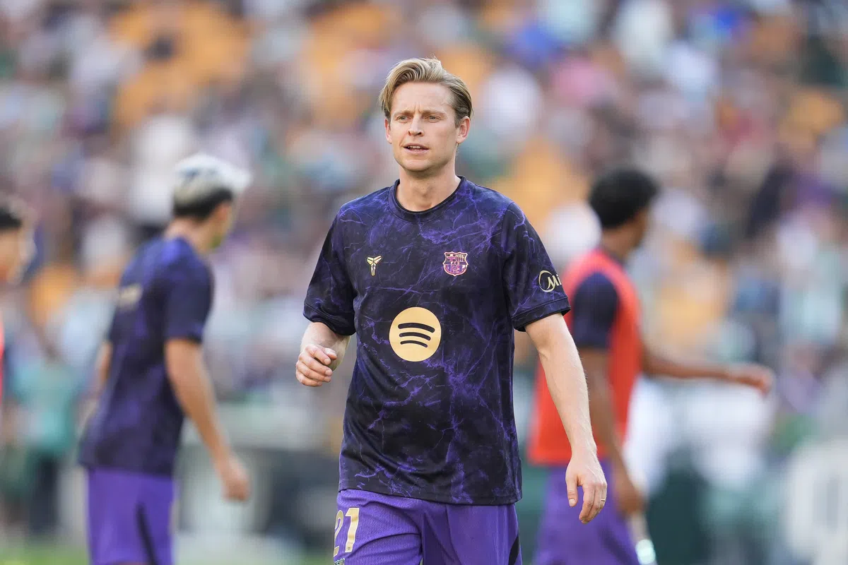 Frenkie de Jong in een Barcelona-trainingsshirt op het veld.