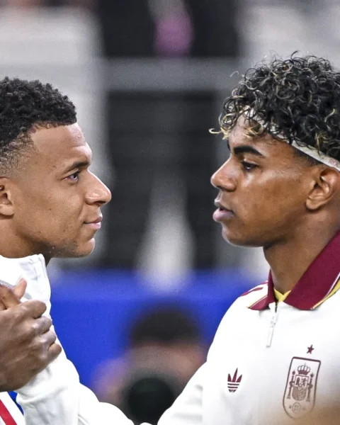 Kylian Mbappé en Lamine Yamal staan tegenover elkaar op het veld tijdens een voetbalmoment.