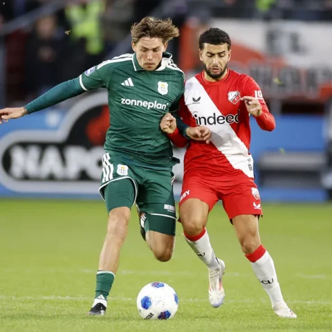 Twee voetballers vechten om de bal tijdens PEC Zwolle tegen FC Utrecht.