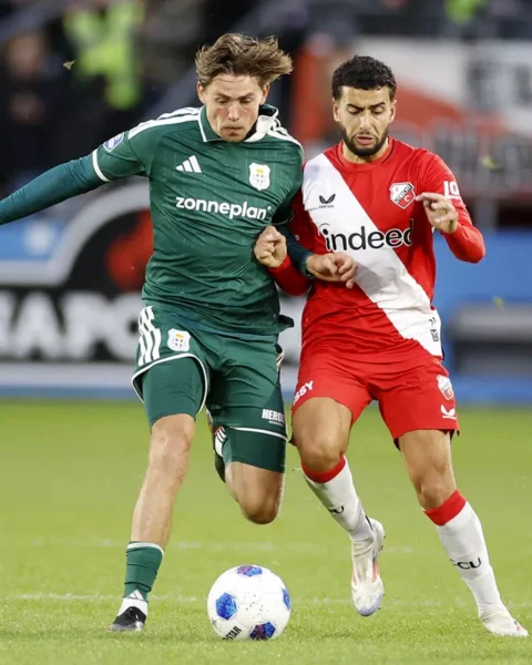 Twee voetballers vechten om de bal tijdens PEC Zwolle tegen FC Utrecht.