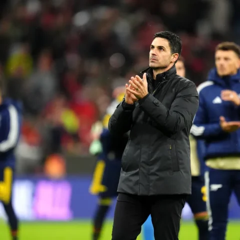 Mikel Arteta applauds on the sideline tijdens een wedstrijd.