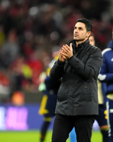 Mikel Arteta applauds on the sideline tijdens een wedstrijd.