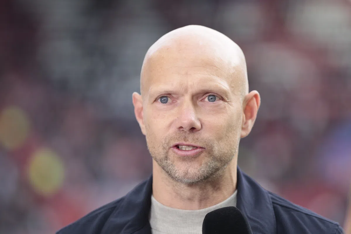 Dennis van der Ree spreekt voor een stadionachtergrond.