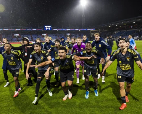 SC Cambuur-spelers vieren de overwinning op het veld in Tilburg.
