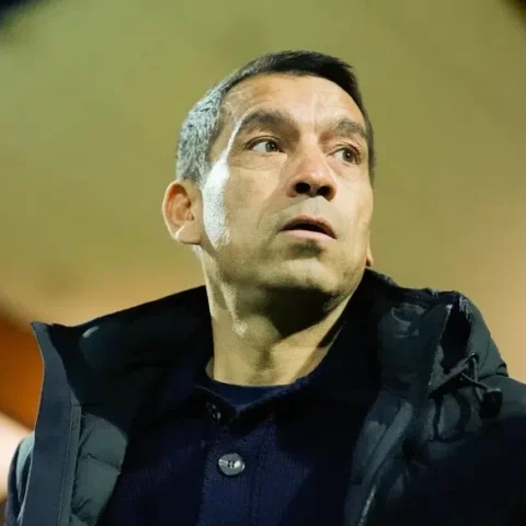 Giovanni van Bronckhorst kijkt omhoog tijdens een wedstrijdmoment.