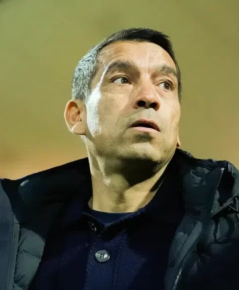 Giovanni van Bronckhorst kijkt omhoog tijdens een wedstrijdmoment.
