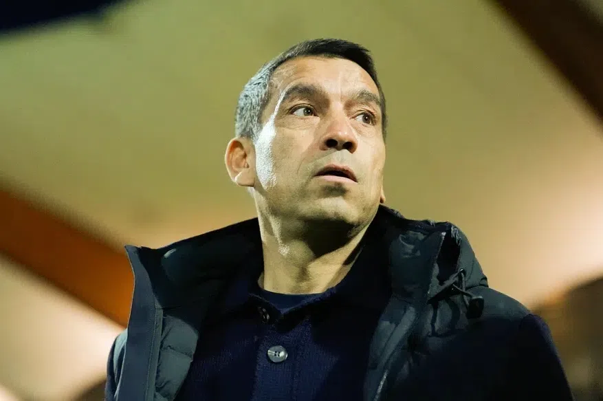 Giovanni van Bronckhorst kijkt omhoog tijdens een wedstrijdmoment.