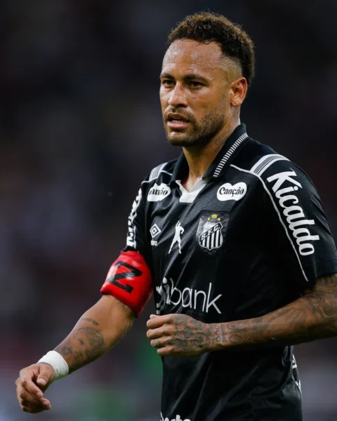 Neymar in een zwart Santos-shirt tijdens een wedstrijd.