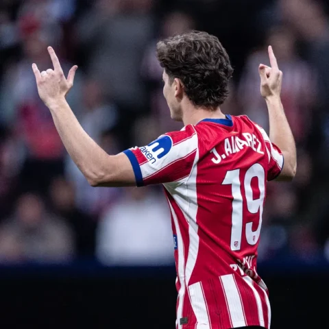 Julián Álvarez in Atlético Madrid-shirt met rugnummer 19, juichend op het veld.
