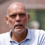 Portret van Jürgen Streppel met een ernstige blik.