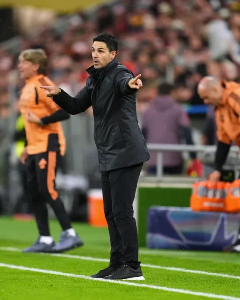 Mikel Arteta wijst langs de zijlijn tijdens een voetbalwedstrijd.