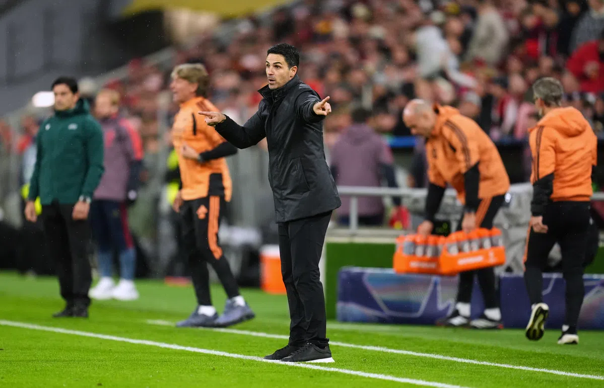 Mikel Arteta wijst langs de zijlijn tijdens een voetbalwedstrijd.