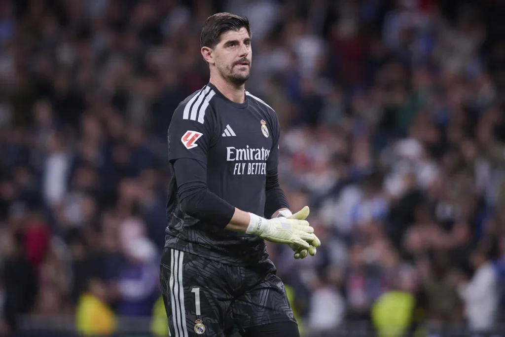 Thibaut Courtois in een Real Madrid-tenue op het veld.