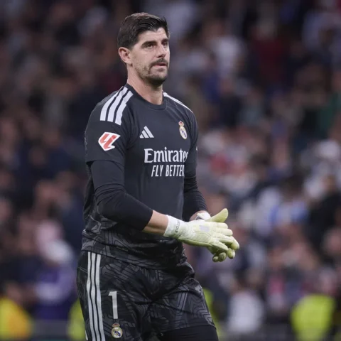 Thibaut Courtois in een Real Madrid-tenue op het veld.