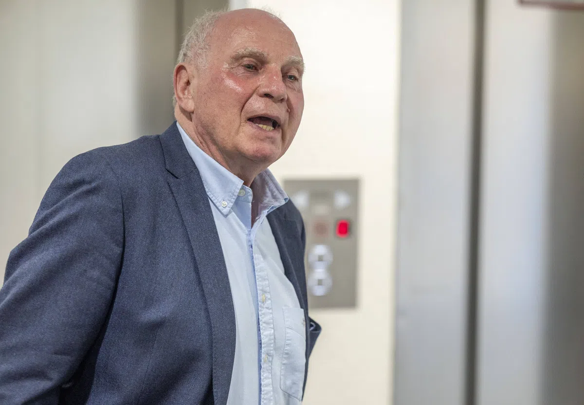 Uli Hoeness spreekt in een gang of binnenruimte.
