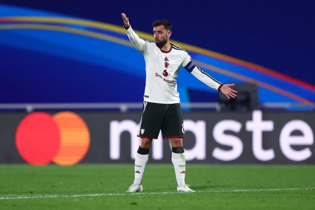 Bruno Fernandes geeft aanwijzingen op het veld in een Manchester United-wedstrijd.