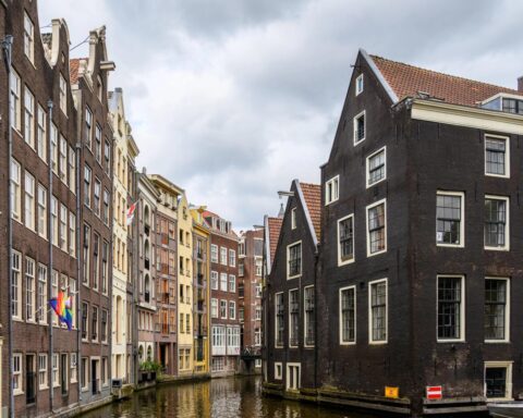 Canalhuizen langs een smalle gracht in Amsterdam.