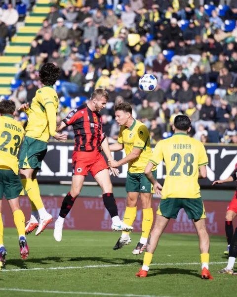 Spelers van Fortuna Sittard en Excelsior springen in het strafschopgebied tijdens een corner.