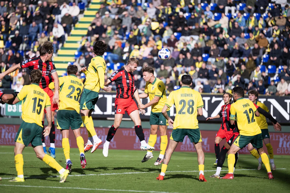 Spelers van Fortuna Sittard en Excelsior springen in het strafschopgebied tijdens een corner.