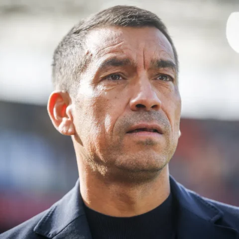 Giovanni van Bronckhorst kijkt geconcentreerd tijdens een voetbalmoment.