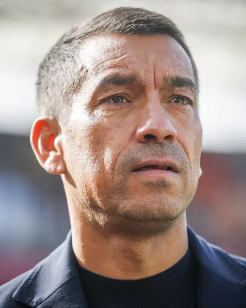 Giovanni van Bronckhorst kijkt geconcentreerd tijdens een voetbalmoment.