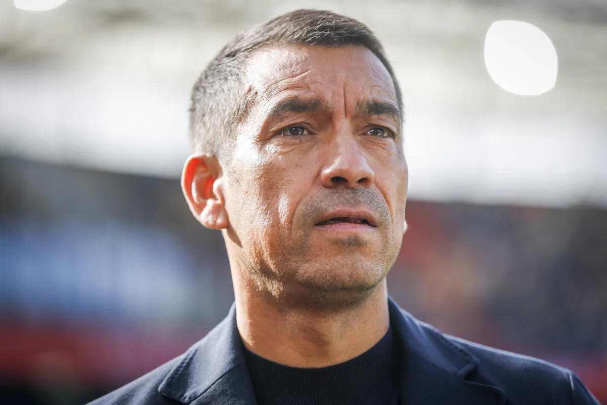 Giovanni van Bronckhorst kijkt geconcentreerd tijdens een voetbalmoment.