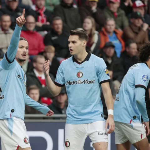 Anis Hadj Moussa en Feyenoord-spelers tijdens een wedstrijd.