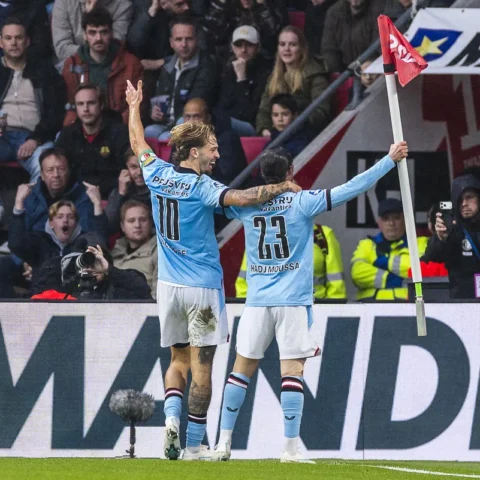 Feyenoord-spelers vieren een doelpunt bij de cornervlag in het stadion.