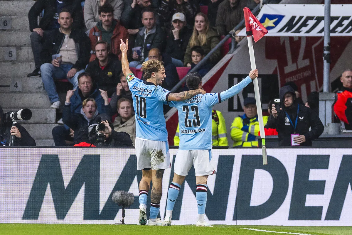 Feyenoord-spelers vieren een doelpunt bij de cornervlag in het stadion.