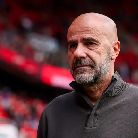Peter Bosz staat langs het veld in een stadion.