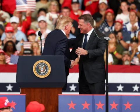 Donald Trump schudt handen op een politieke rally voor een publiek.