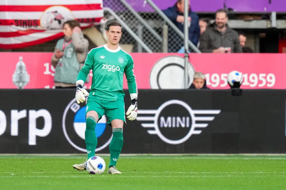 Marc ter Stegen in een groen Ajax-keepersshirt op het veld bij een wedstrijd.