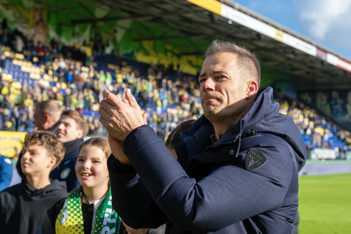 Danny Buijs klapt op het veld van Fortuna Sittard in een stadion.