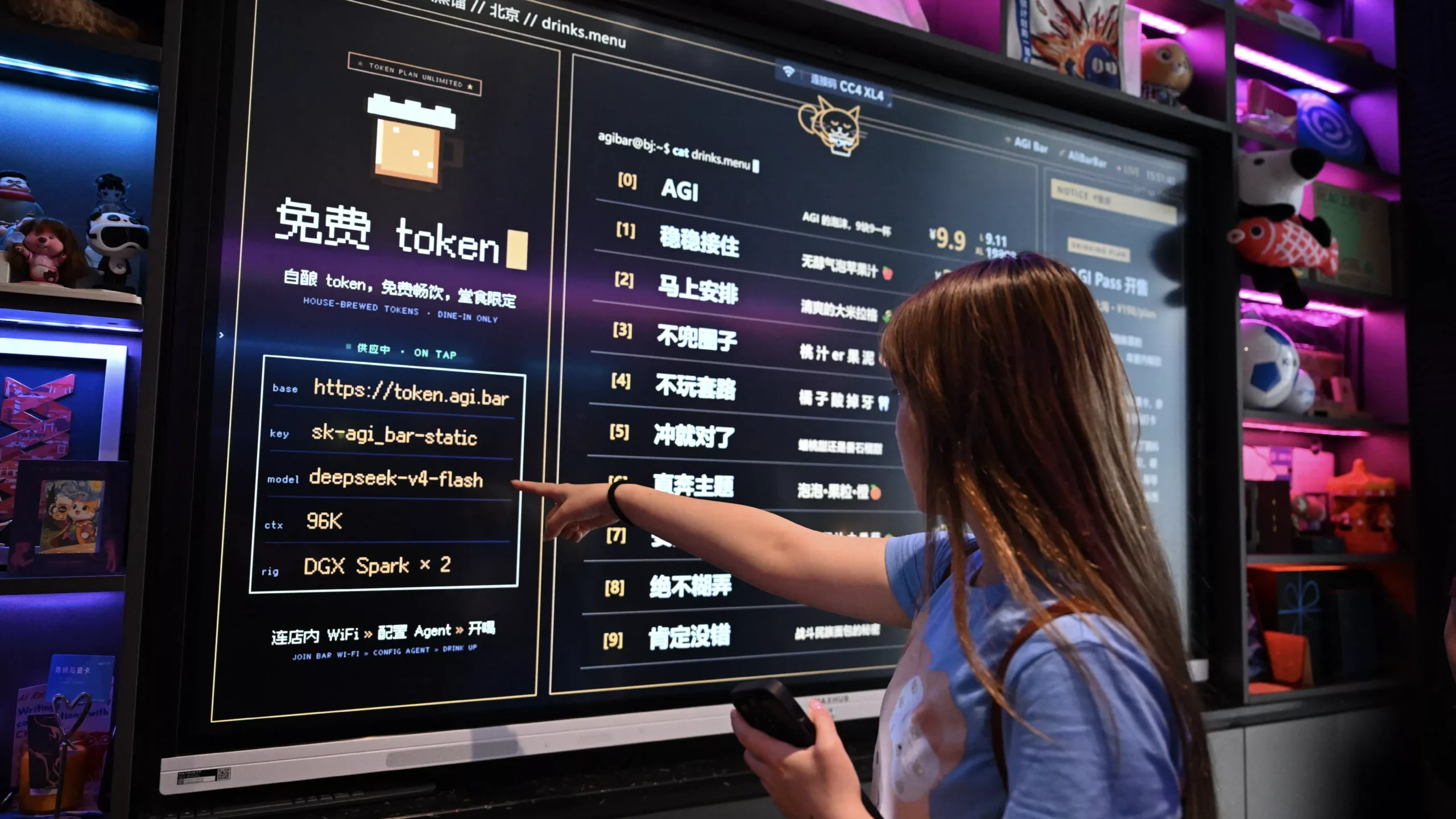 Een vrouw wijst naar een groot digitaal scherm met een menu over AI-modellen in een bar.