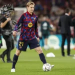 Frenkie de Jong staat op het veld in Barcelona-tenue tijdens een wedstrijd.