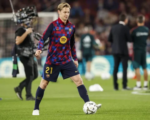 Frenkie de Jong staat op het veld in Barcelona-tenue tijdens een wedstrijd.