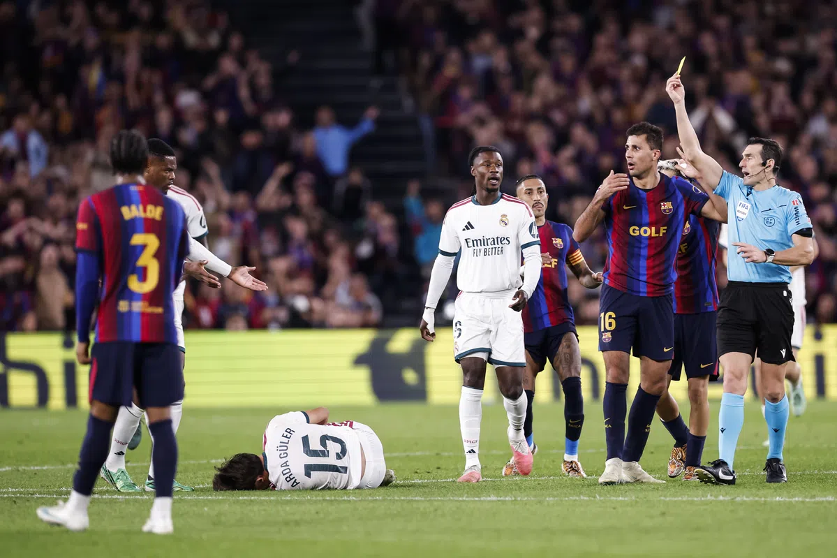 Spelers van Barcelona en Real Madrid en een scheidsrechter tijdens een verhitte fase in El Clásico.