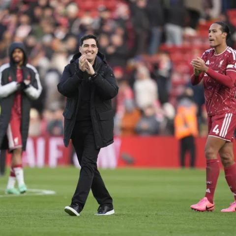 Andoni Iraola applaudisseert langs de zijlijn naast Liverpool-spelers tijdens een wedstrijd.